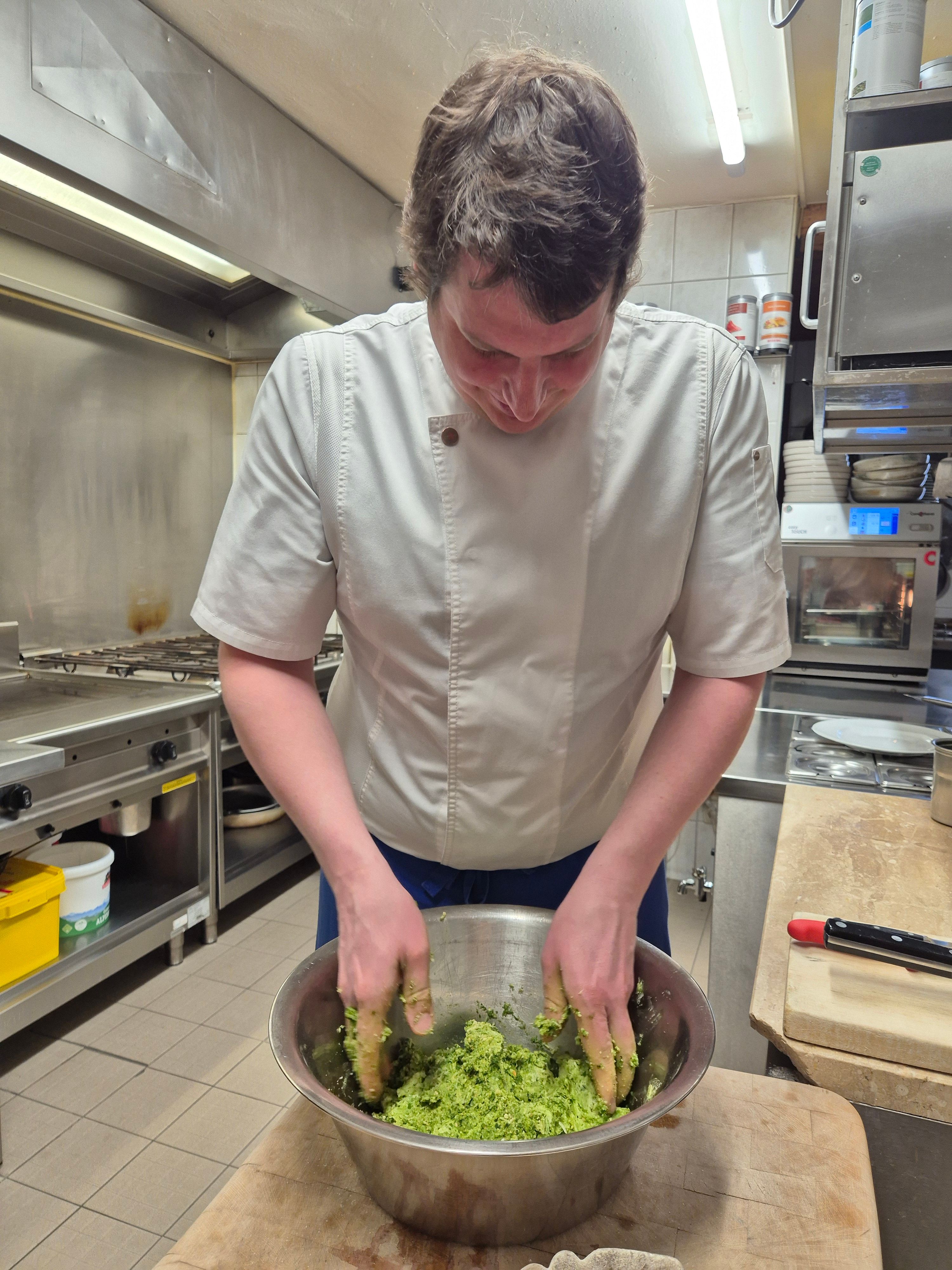 Sepp bereitet den Bärlauch für die Lammkruste vor