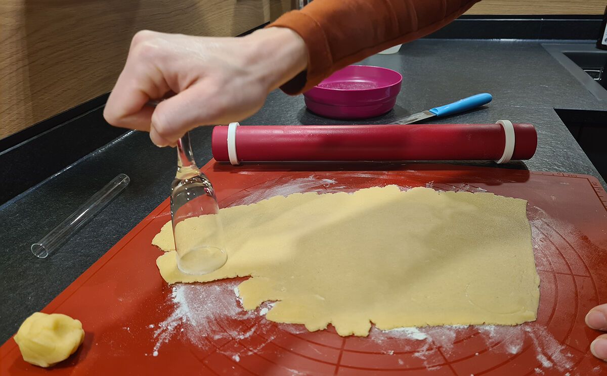 Teig ausrollen und Plätzchen ausstechen