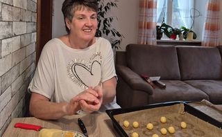 Waltraud Roth bei der Herstellung ihrer Puddingplätzchen