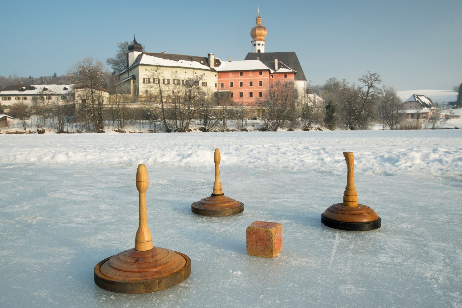 Eisstockschießen auf dem zugefrorenen Höglwörther See