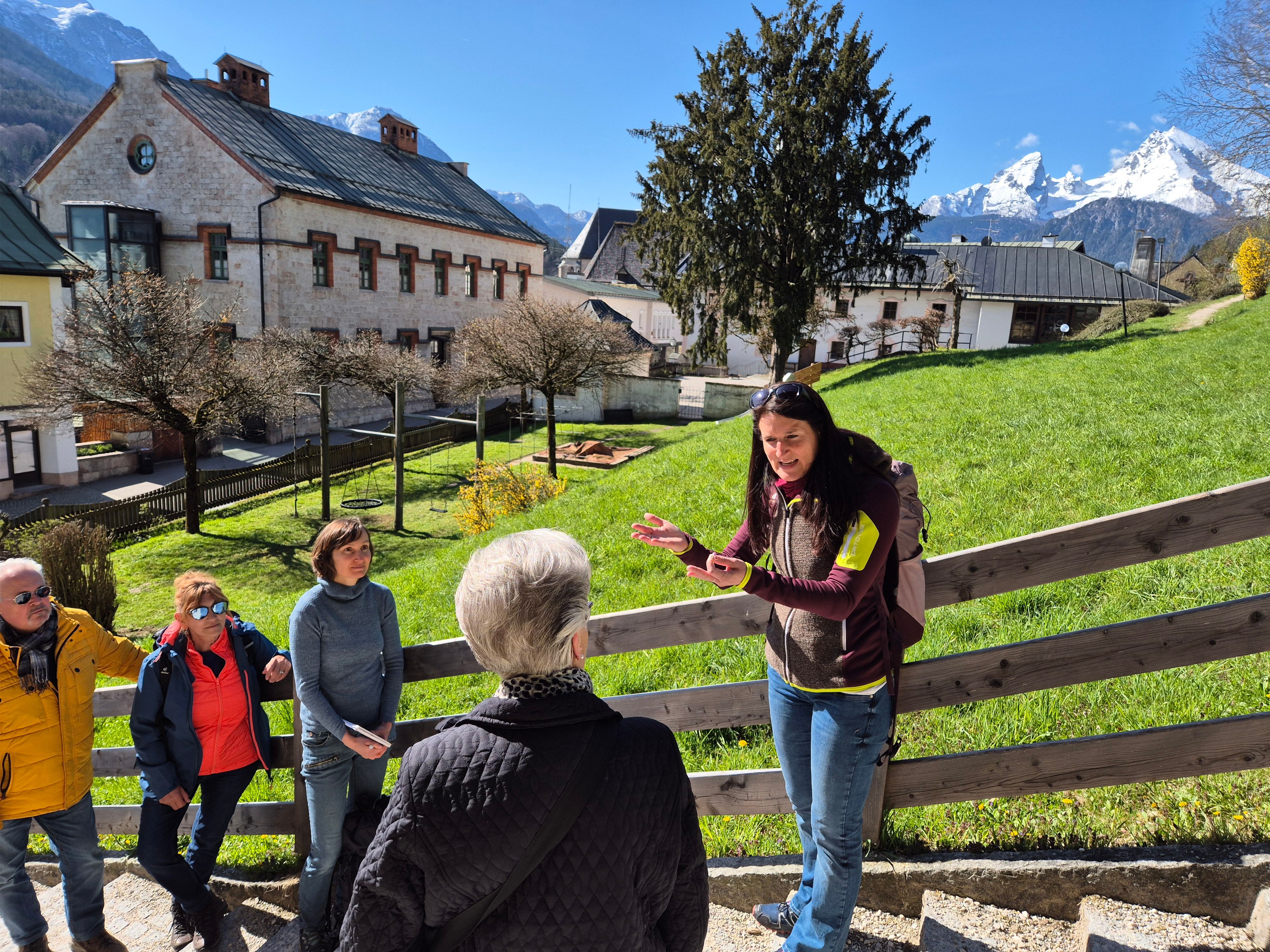 Monika Angerer erklärt die Kräuter in Berchtesgaden