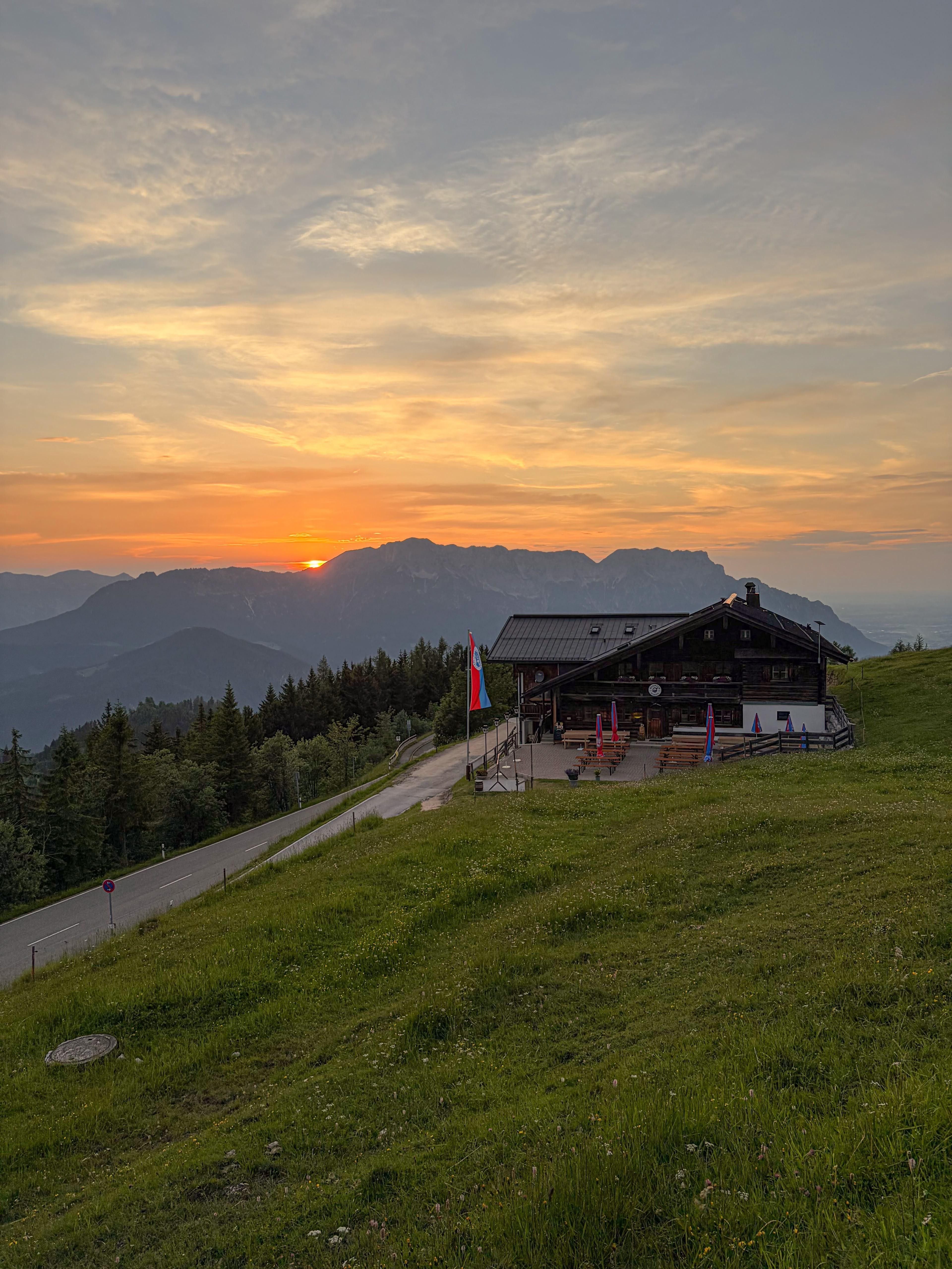 Sonnenuntergang an der Rossfeld Skihütte