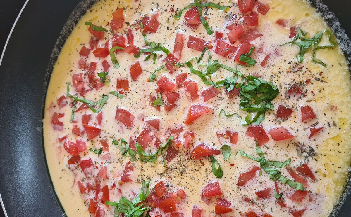 Omelette-Teig in der Pfanne