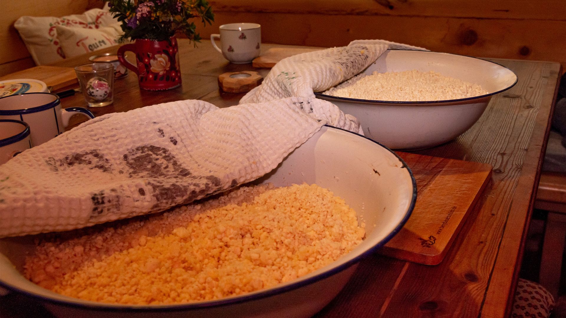 Der Schüsselkas reift in namensgebenden Schüsseln