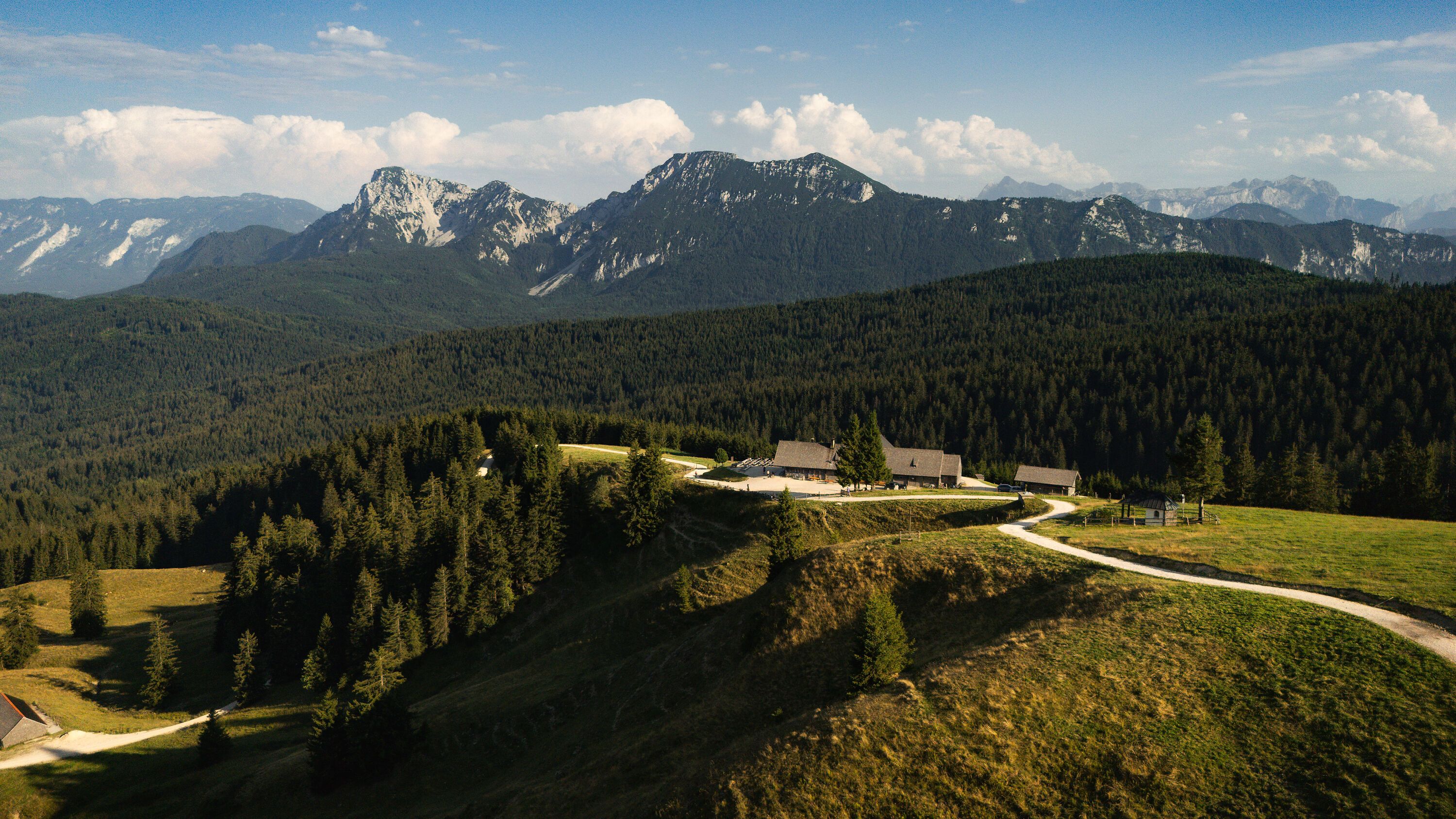Die Stoißer Alm im Rupertiwinkel, im Hintergrund Staufen und Zwiesel