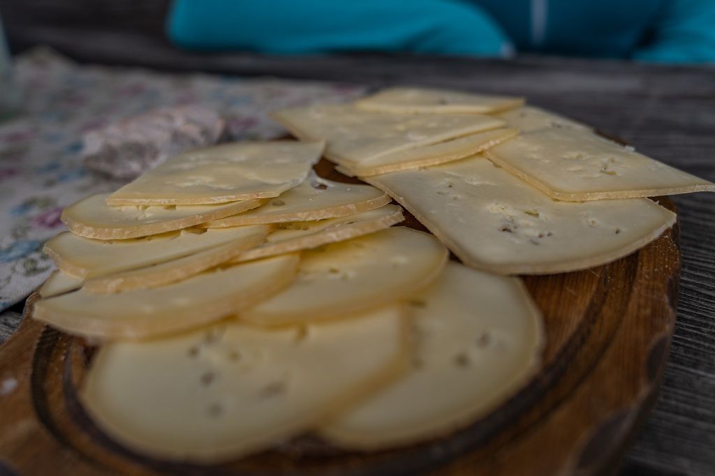 selbstgemachter Käse auf der Moosenalm