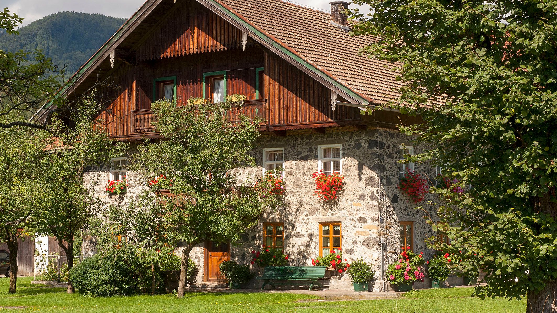 Bauernhaus aus Schlackestein in Piding mit einem sommerlichen Garten