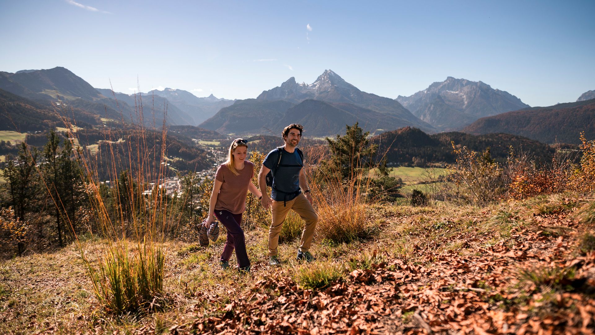 Ein Pärchen wandert im Herbst, im Hintergrund der Watzmann