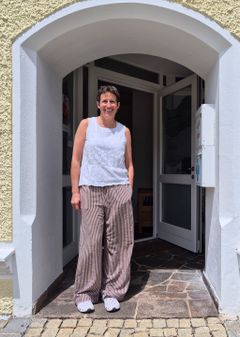 Dr. Caren Lagler vor ihrer Praxis in Schönau am Königssee