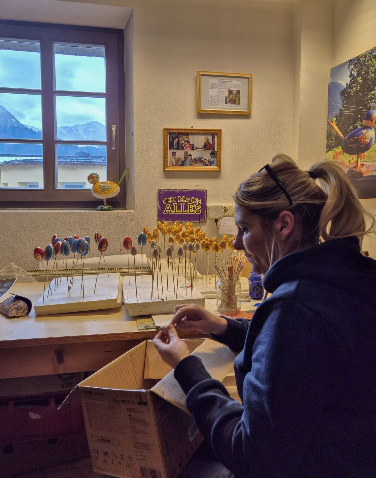 Astrid in der Werkstatt, in der die Ostereier entstehen