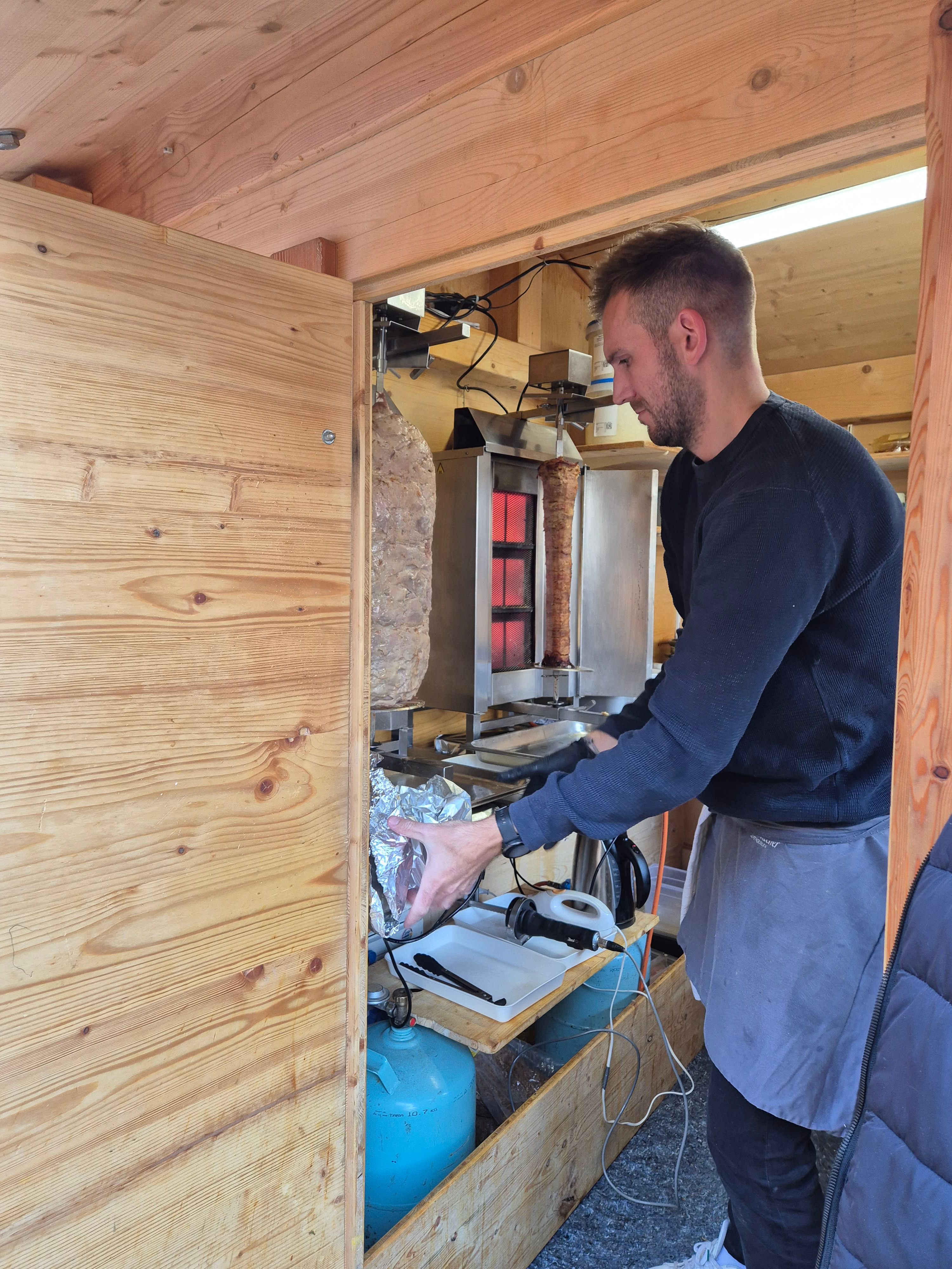Vorbereitung des Bayern Döners in der Adventshütte