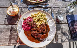 Wildgulasch mit Kräuterspätzle