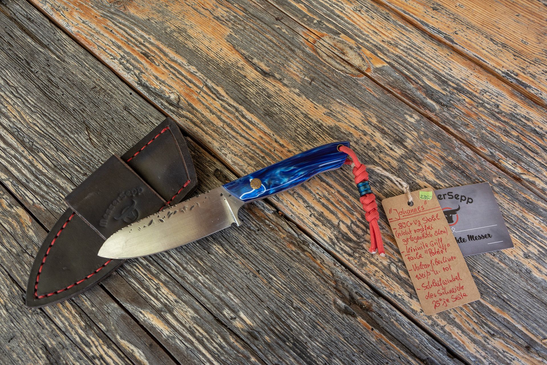 Das Messer Johannes mit einem blauen Griff