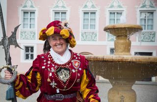 Gästeführerin in historischem Nachtwächtergewand