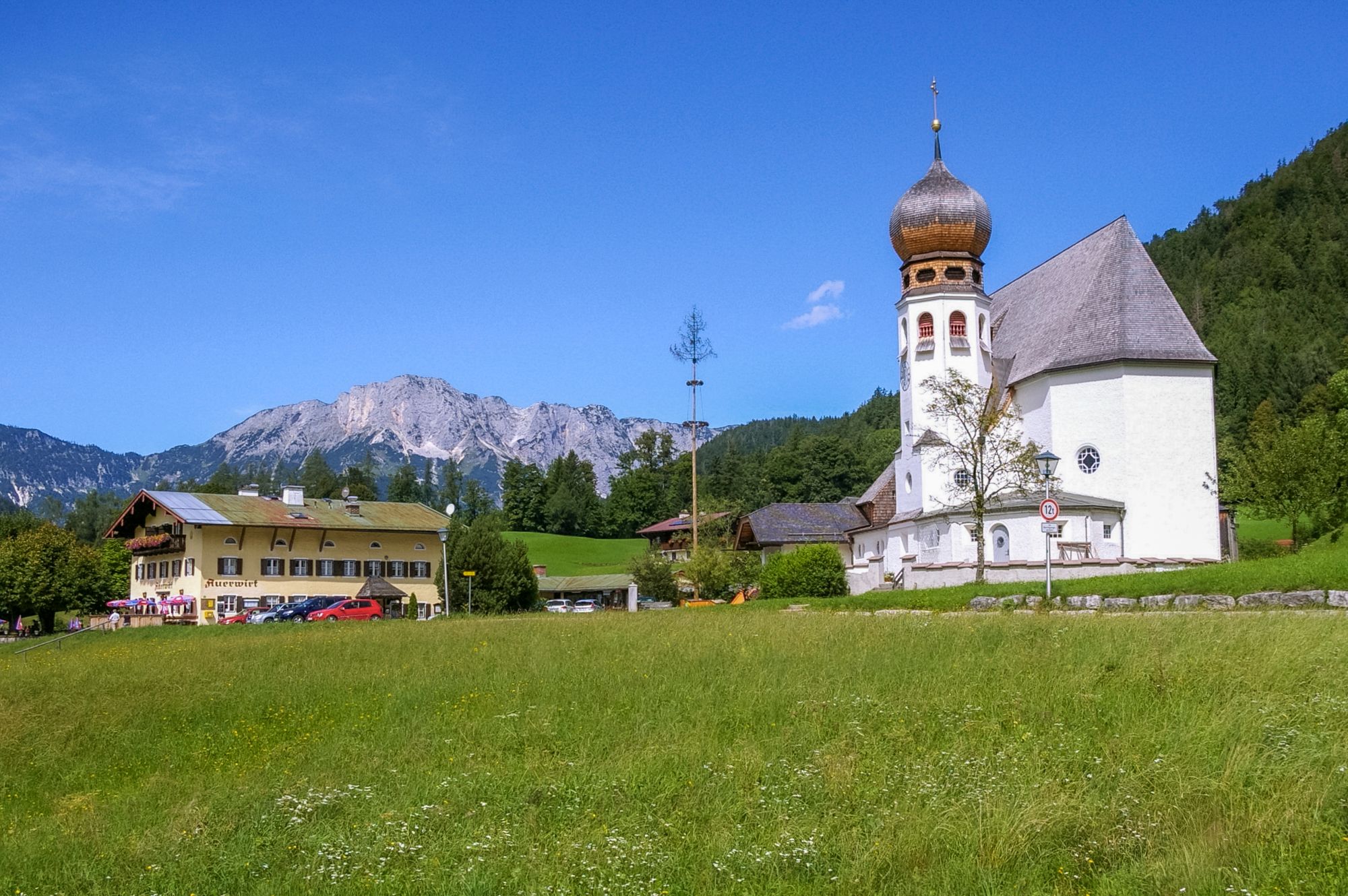 Auerwirt und Kirche "Zur Heiligen Familie"