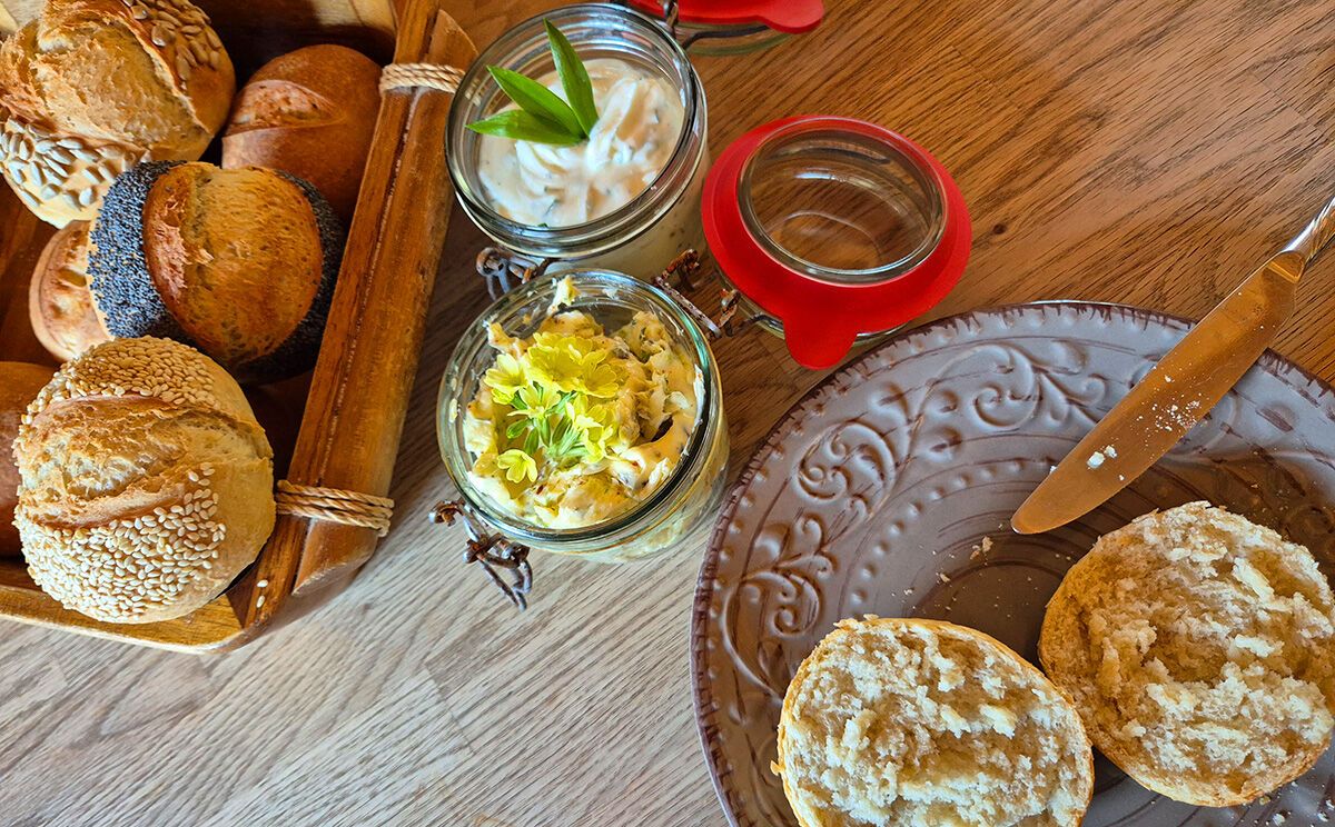 Kräuterzauber-Semmerl und Aufstriche