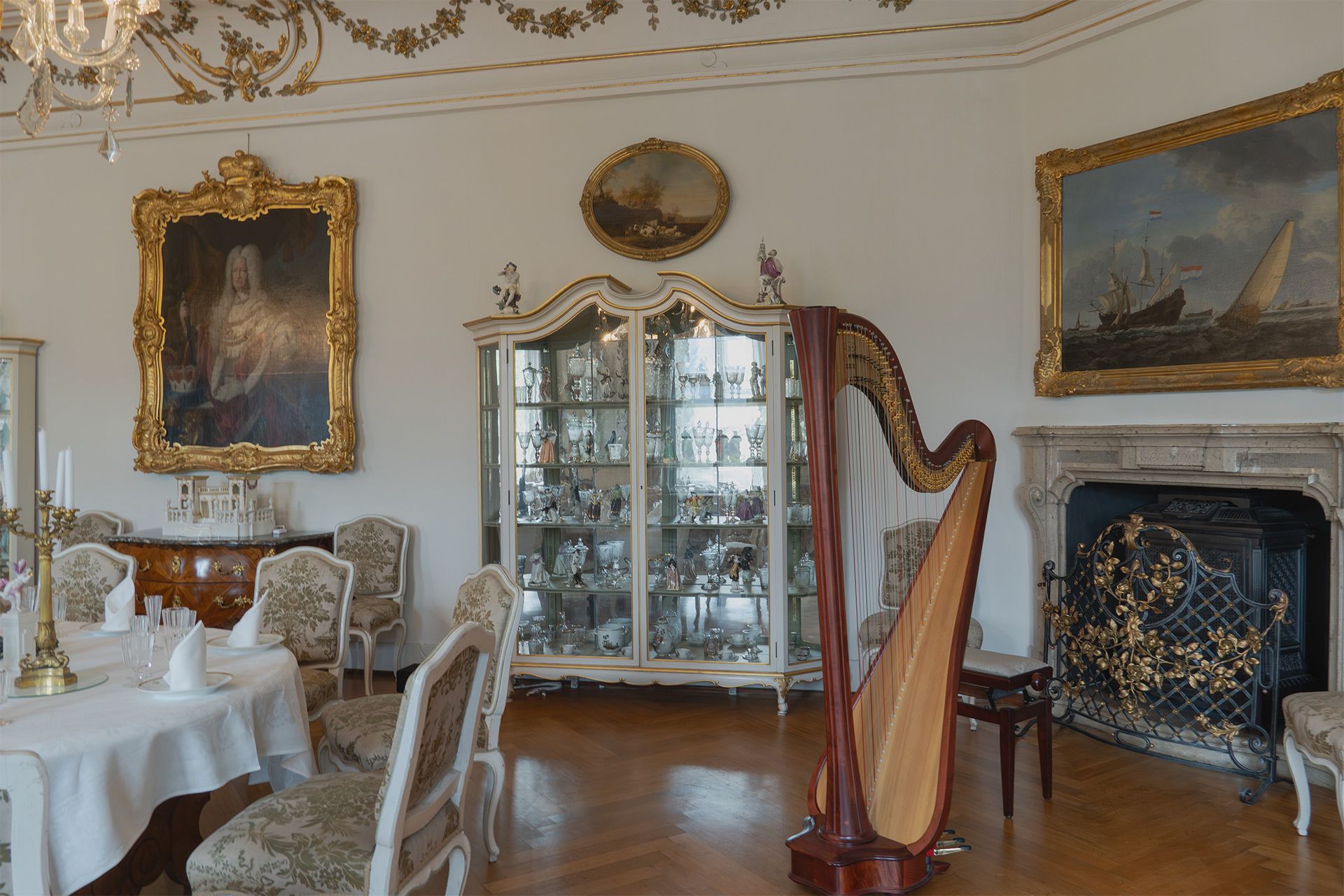 Glasschrank mir vielen kleinen Dekostücken