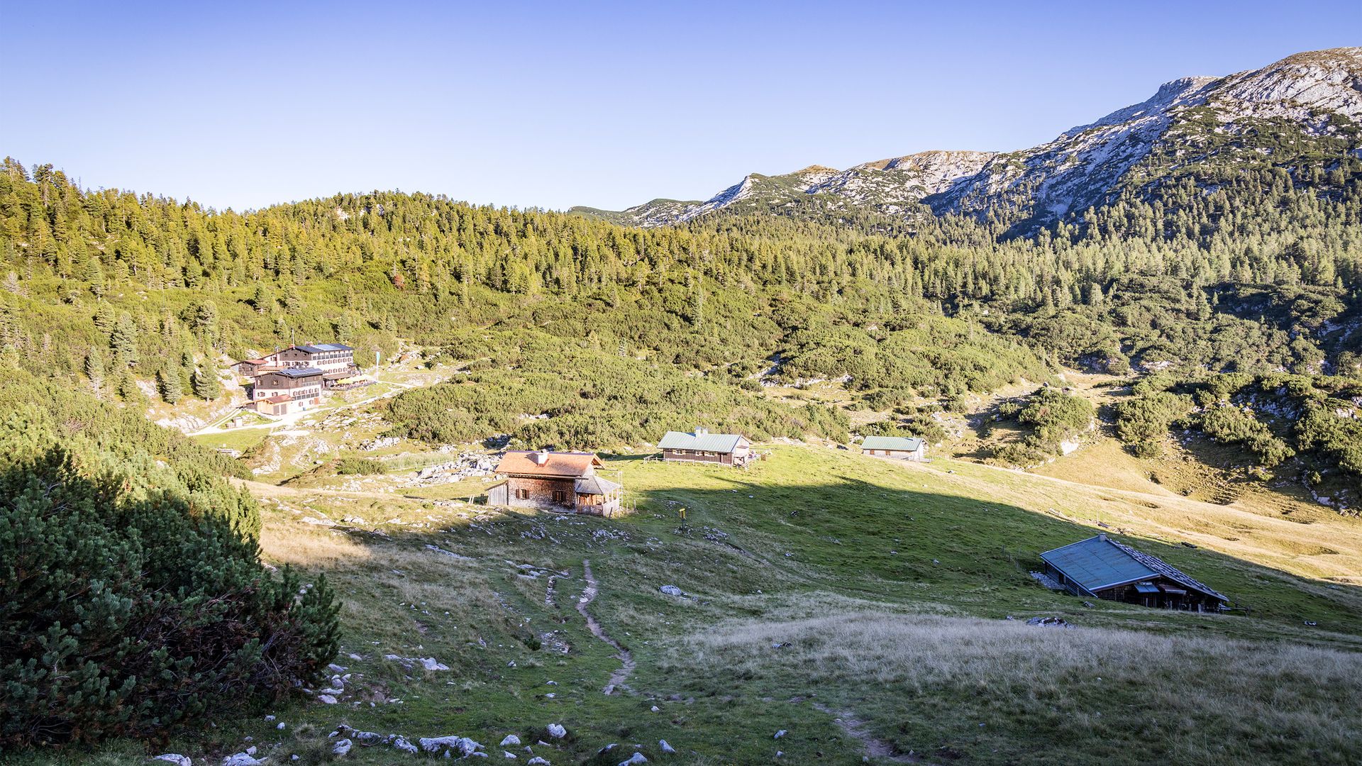 Die Neue Traunsteiner Hütte auf dem Hochplateau der Reiter Alm