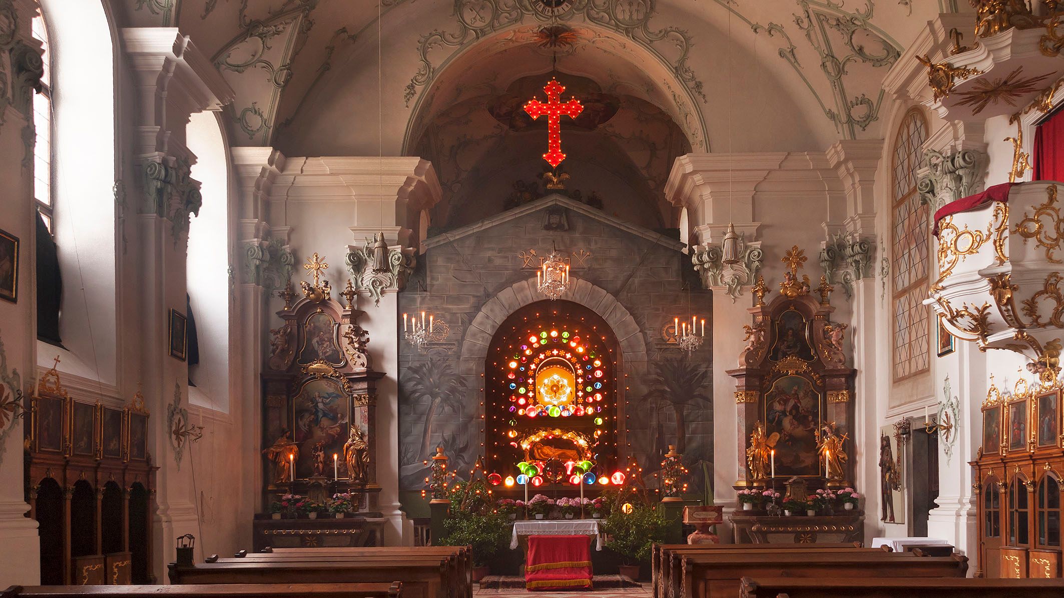 die geschmückte Kirche 