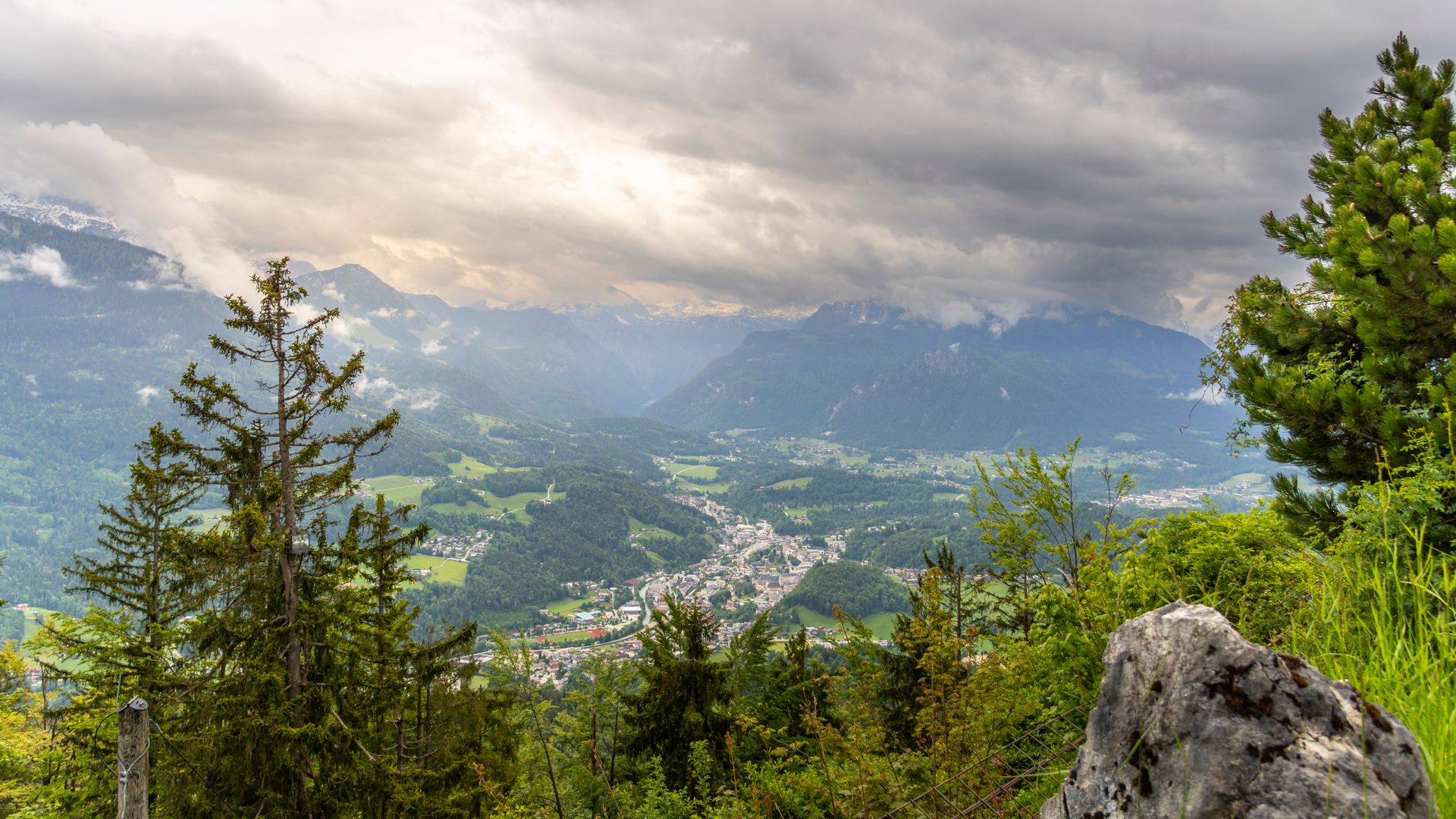 Die Aussicht von der Kneifelspitze auf das Tal Berchtesgaden