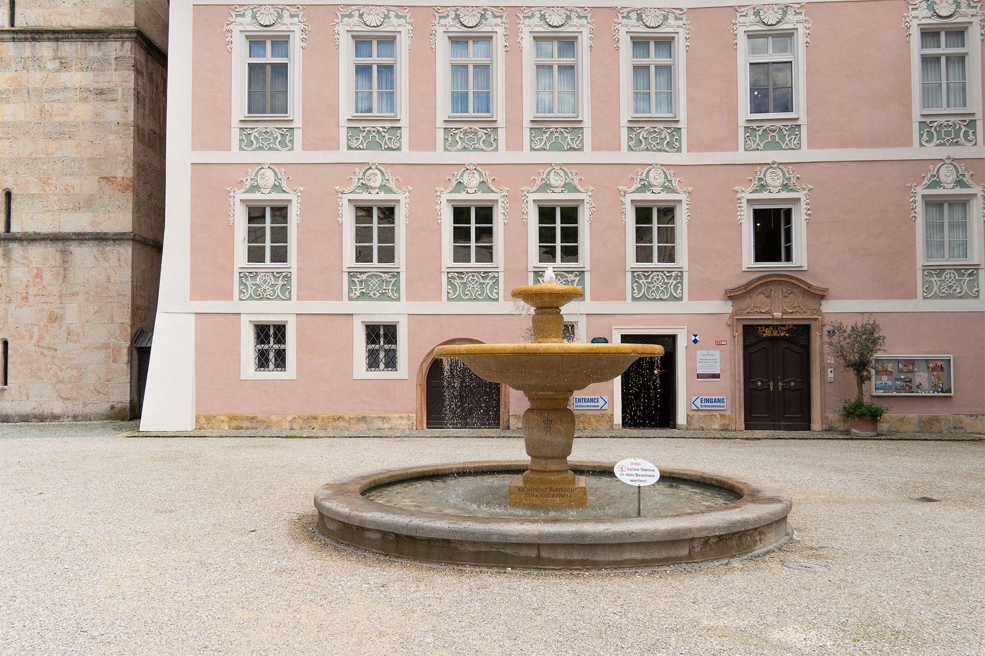 Ein Wasserbrunnen vor dem Königlichen Schloss in Berchtesgaden