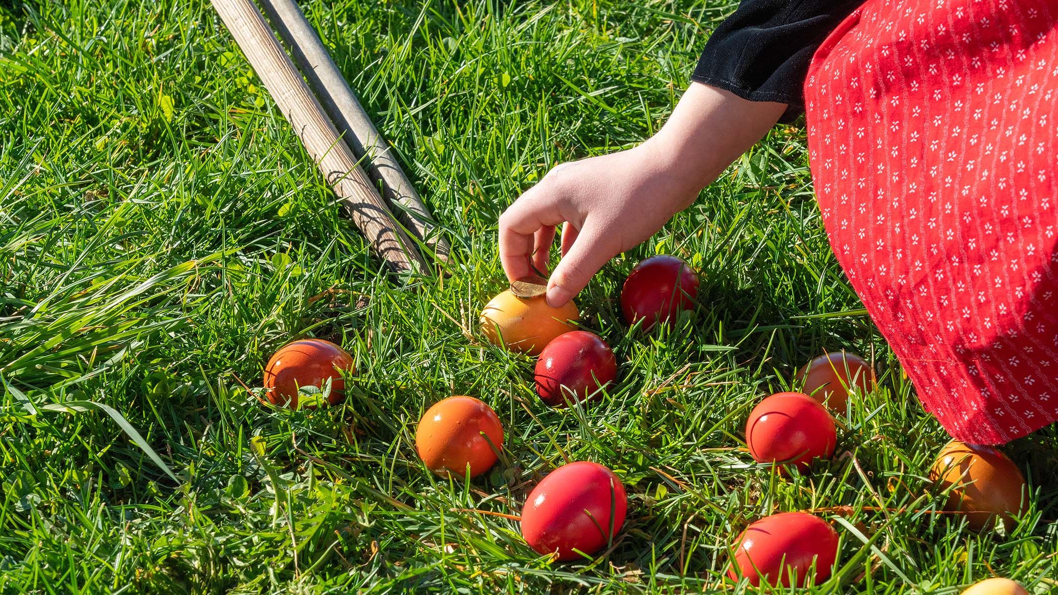 Jeder Teilnehmer legt ein Centstück auf sein Ei.