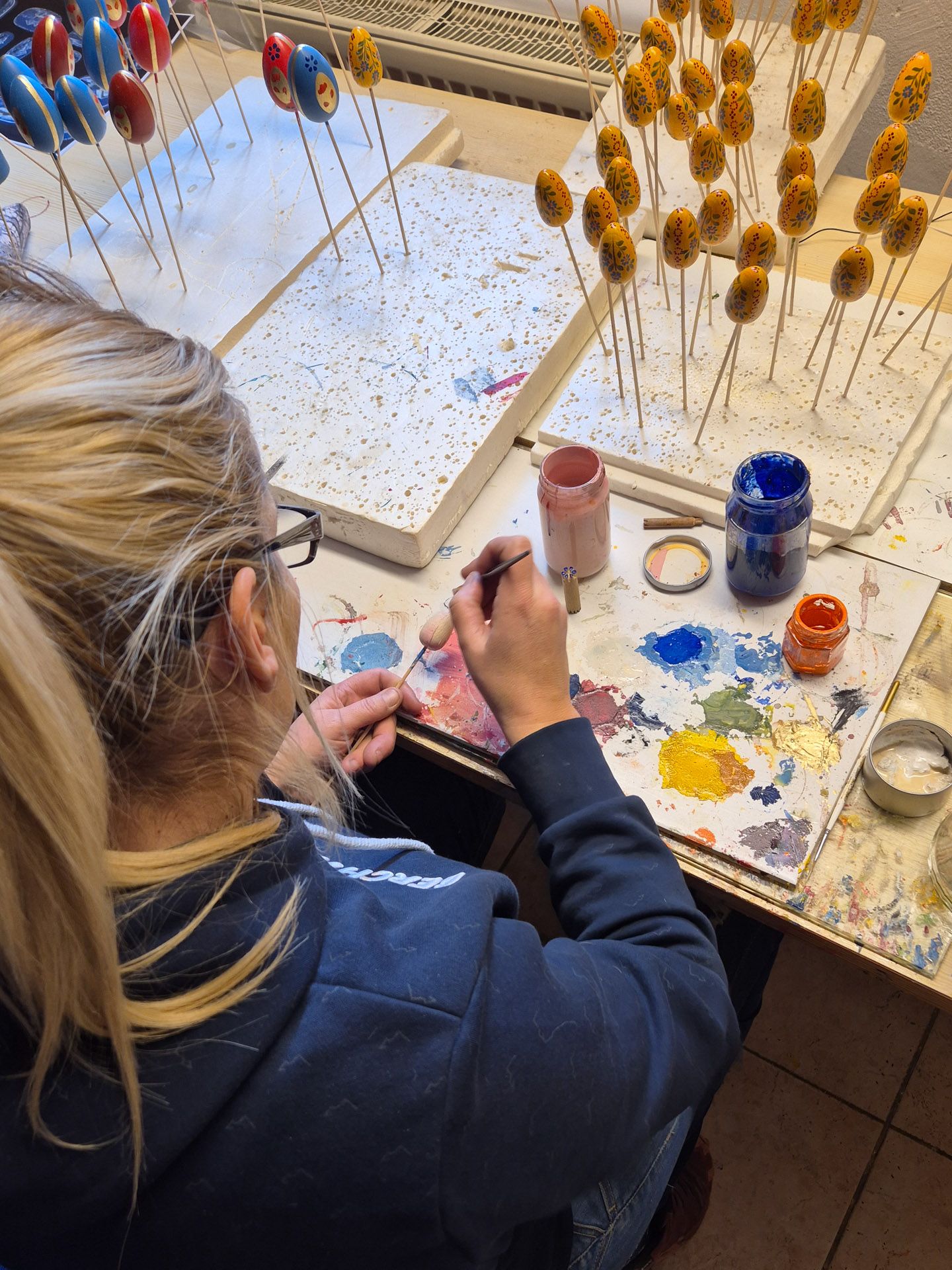In der Handwerkskunst werden die Ostereier aus Holz von Hand bemalt