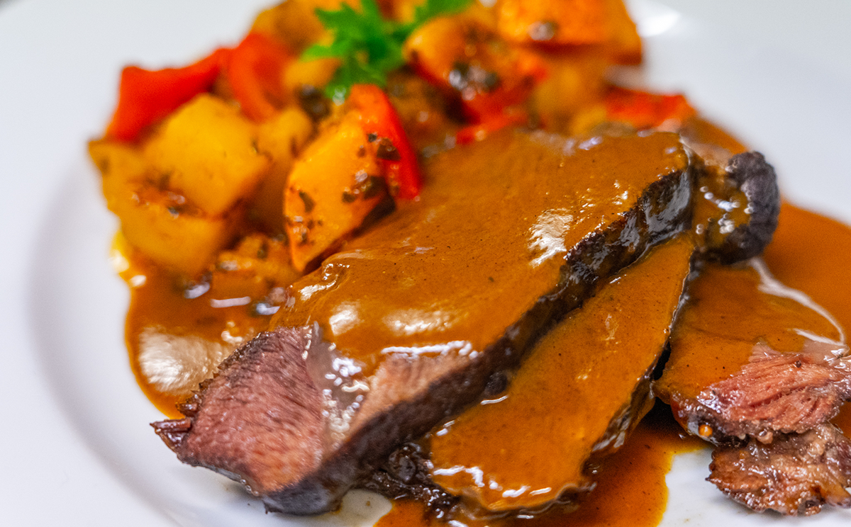 Geschmorte Ochsenbackerl mit Kürbis-Kartoffel-Gulasch