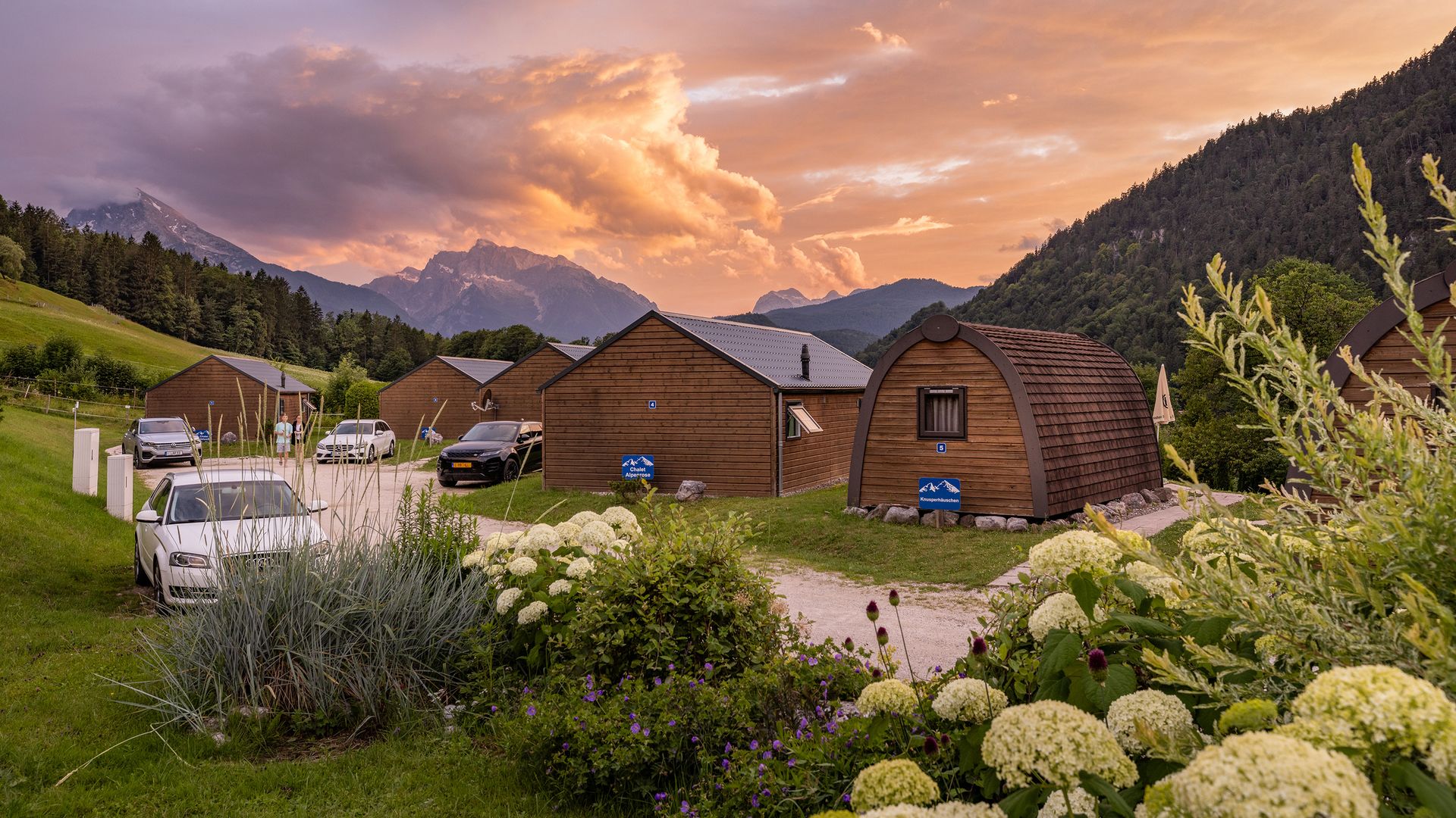 Der terrassenförmig angelegte Campingplatz Allweglehen bietet mit zahlreichen Schatten- und  Sonnenplätzen eine unverwechselbare Aussicht auf die Berchtesgadener Bergwelt: Im direkten Blick der „König Watzmann“, das Wahrzeichen, und sagenumwobener Bergriese der Region.