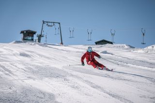 Skifahrer auf der Piste im SKigebiet Rossfeld