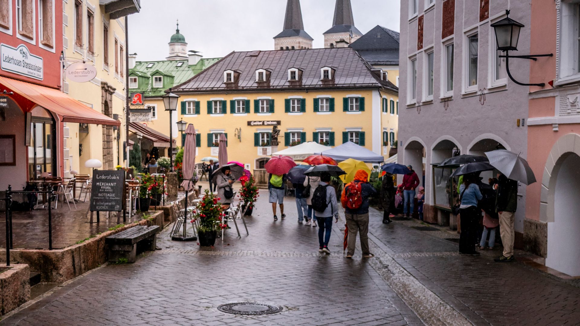 Der Markt, das historische Zentrum Berchtesgadens bei Regen