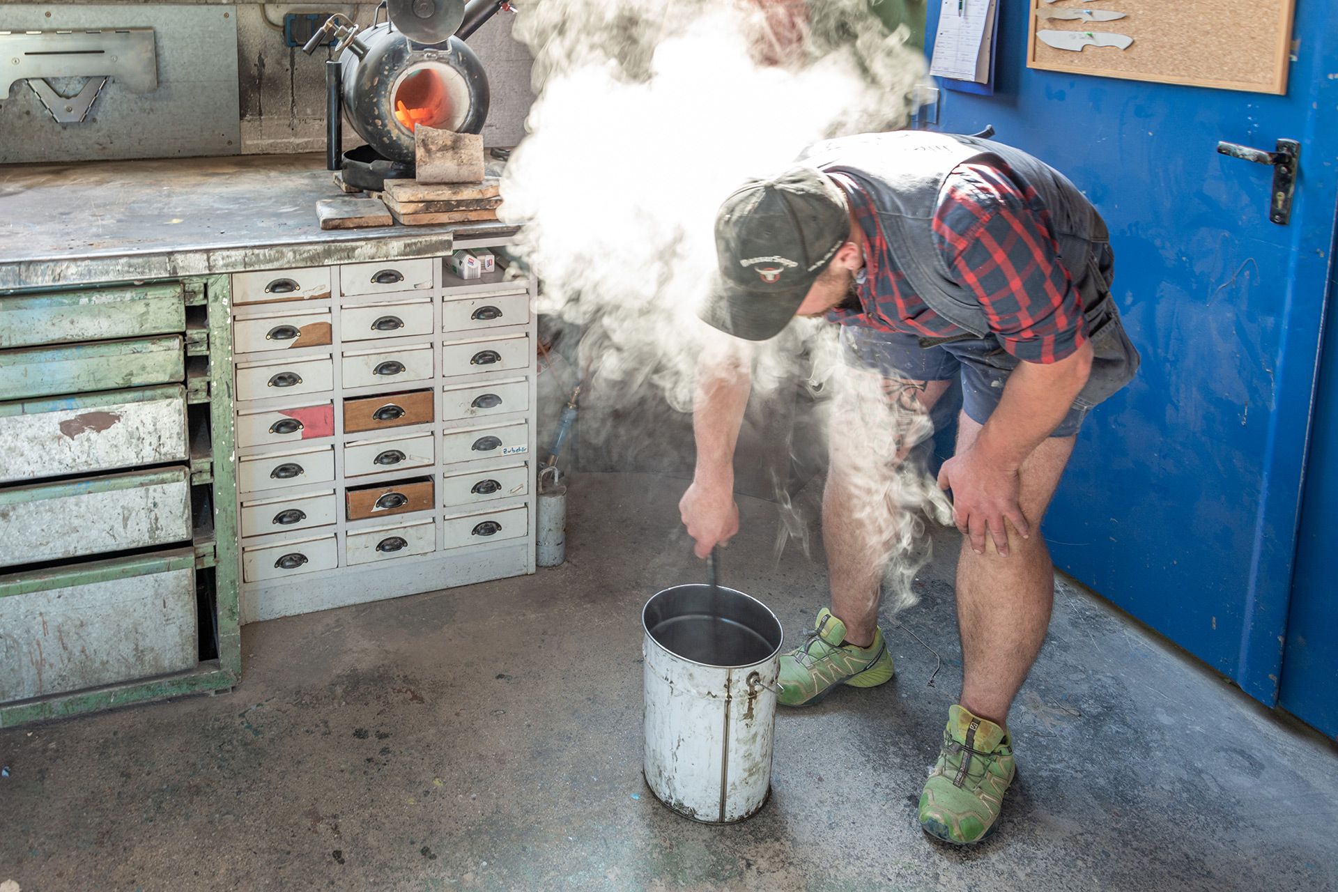 Messer werden aus dem Ofen in eine Ölkühlung gegeben