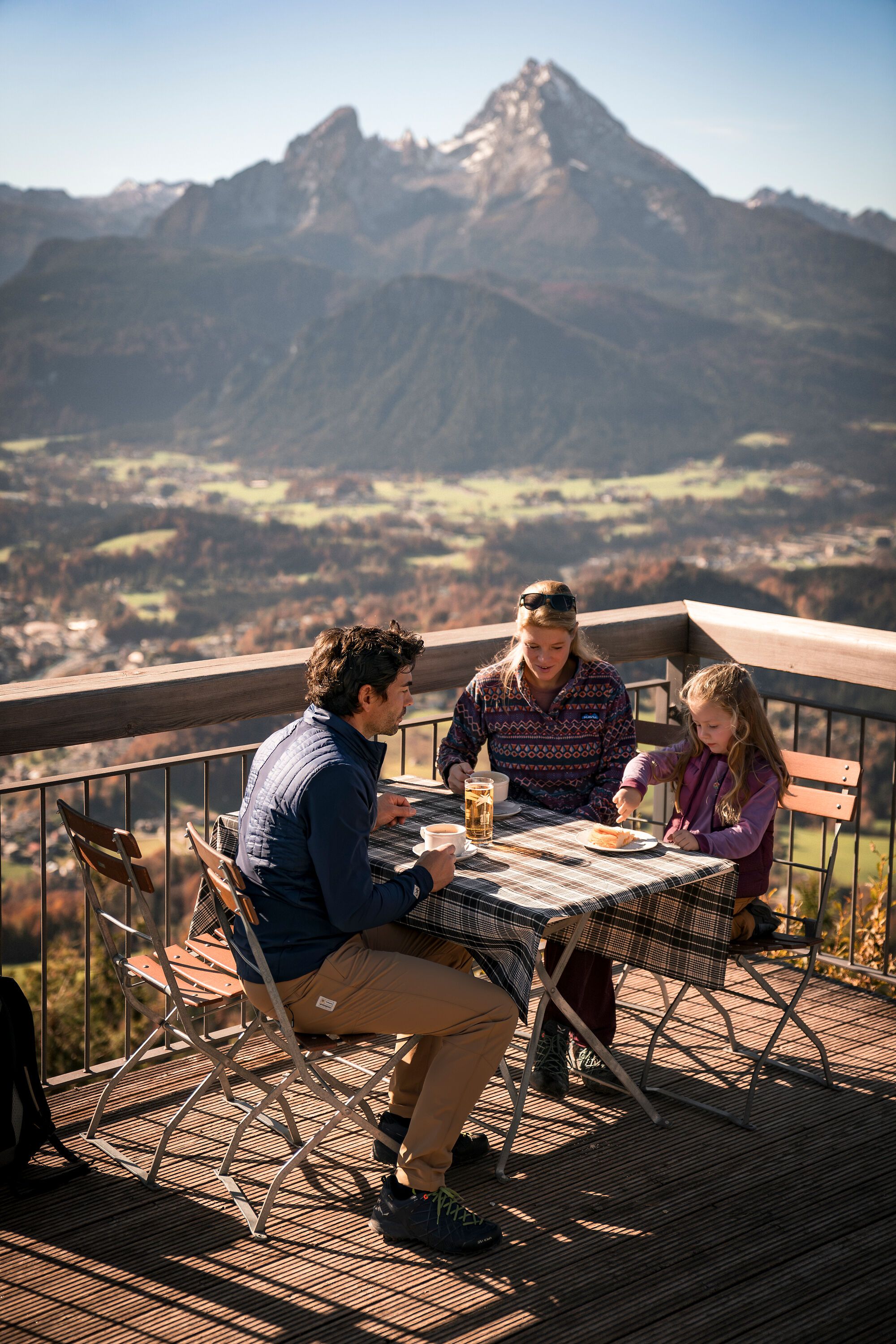 Auf der Terrasse der Berggaststätte Kneifelspitze