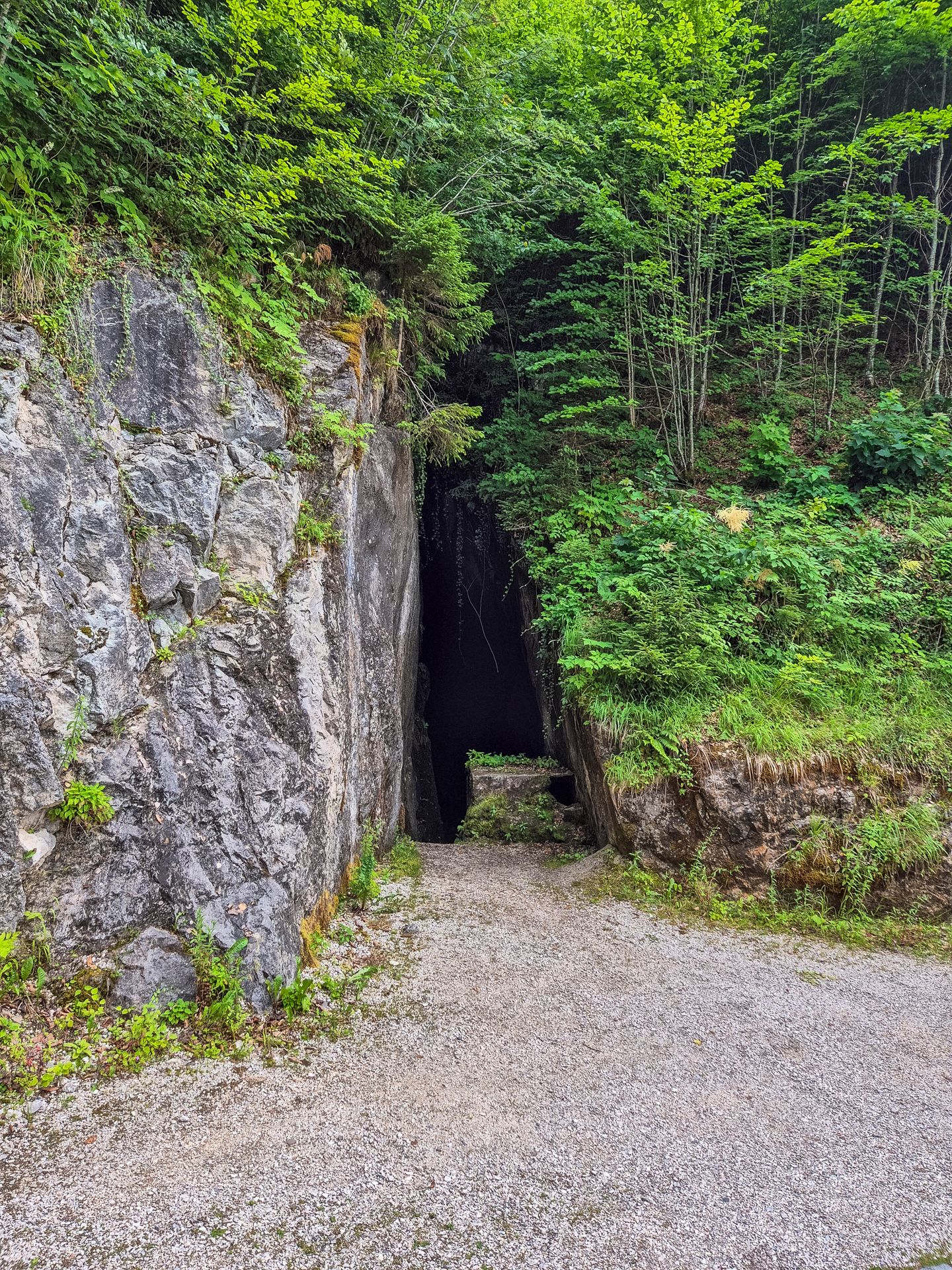 Der Felseingang zum Kalten Keller