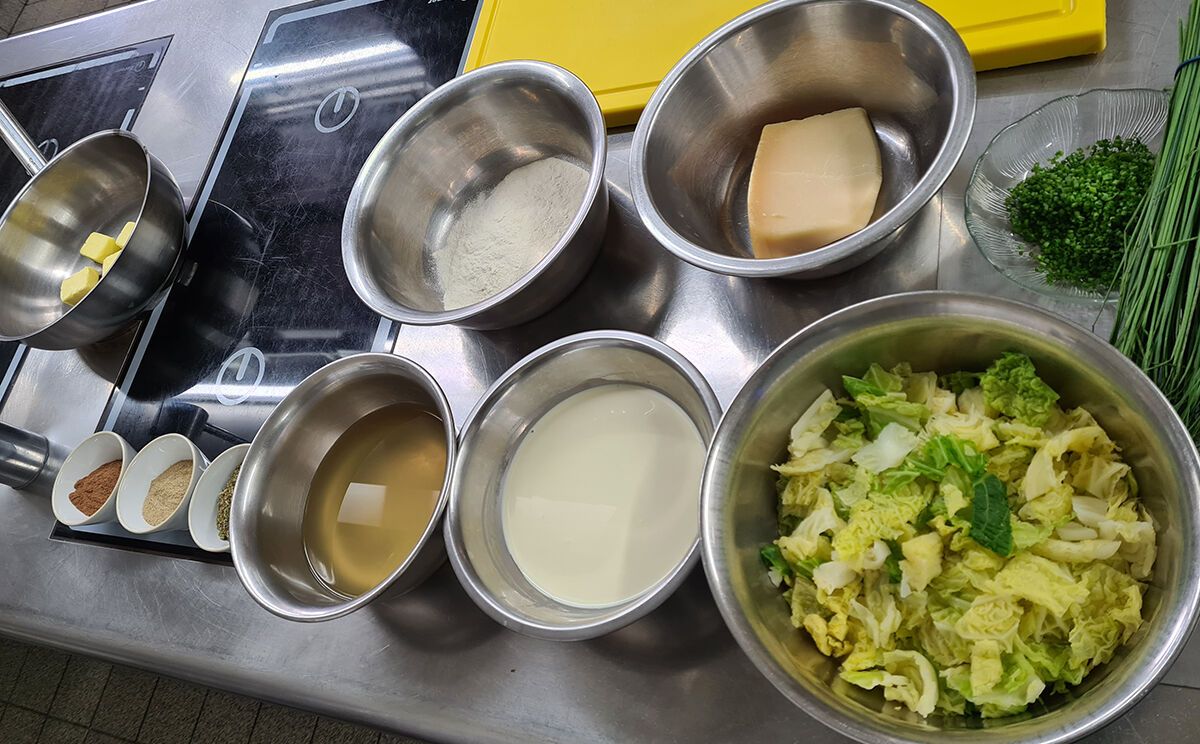 Vorbereitung: Zutaten für die Topfen-Spinat-Knödl mit Rahmwirsing