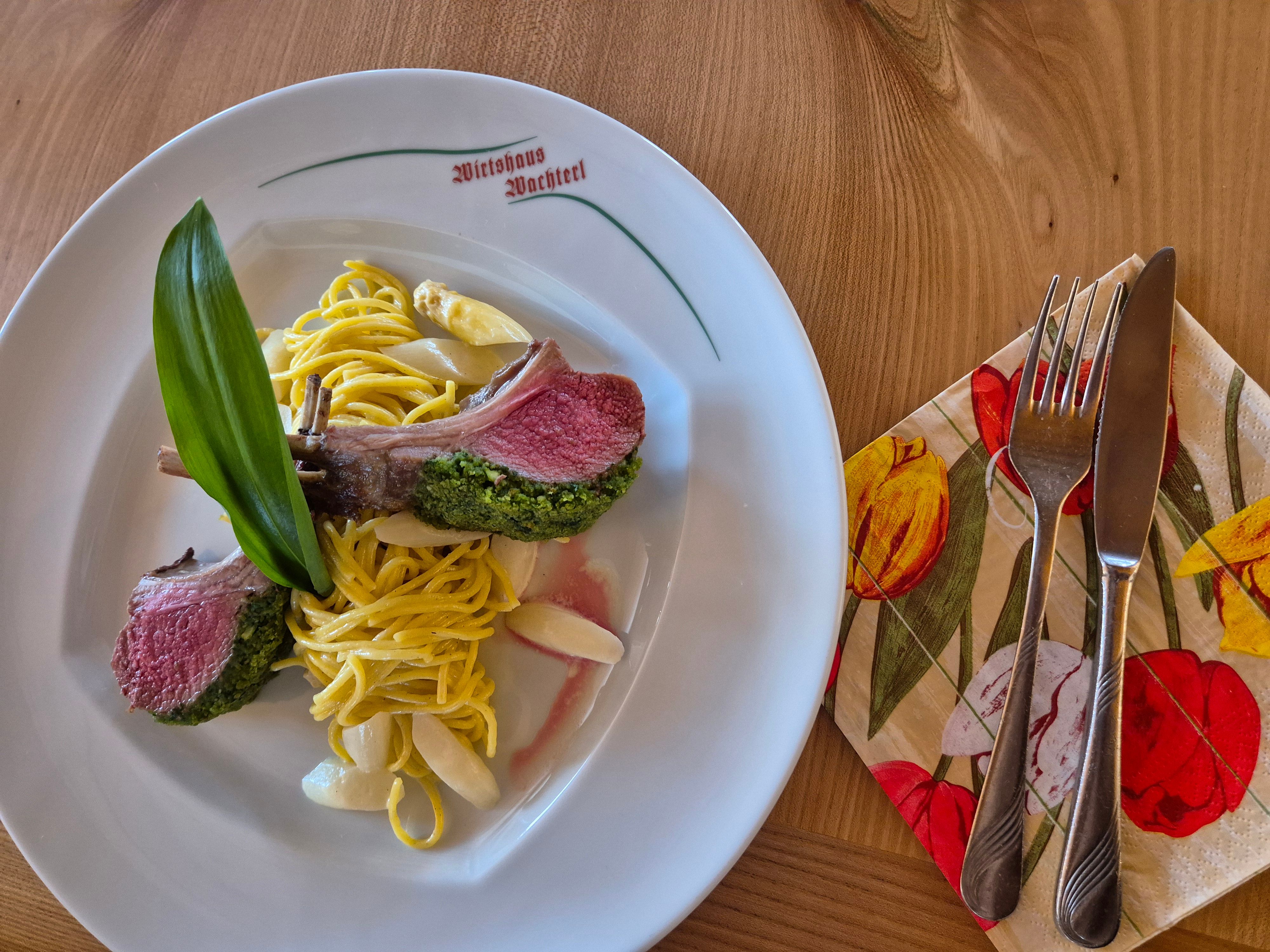 Lammrücken mit Bärlauchkruste und Spargelrahmnudeln