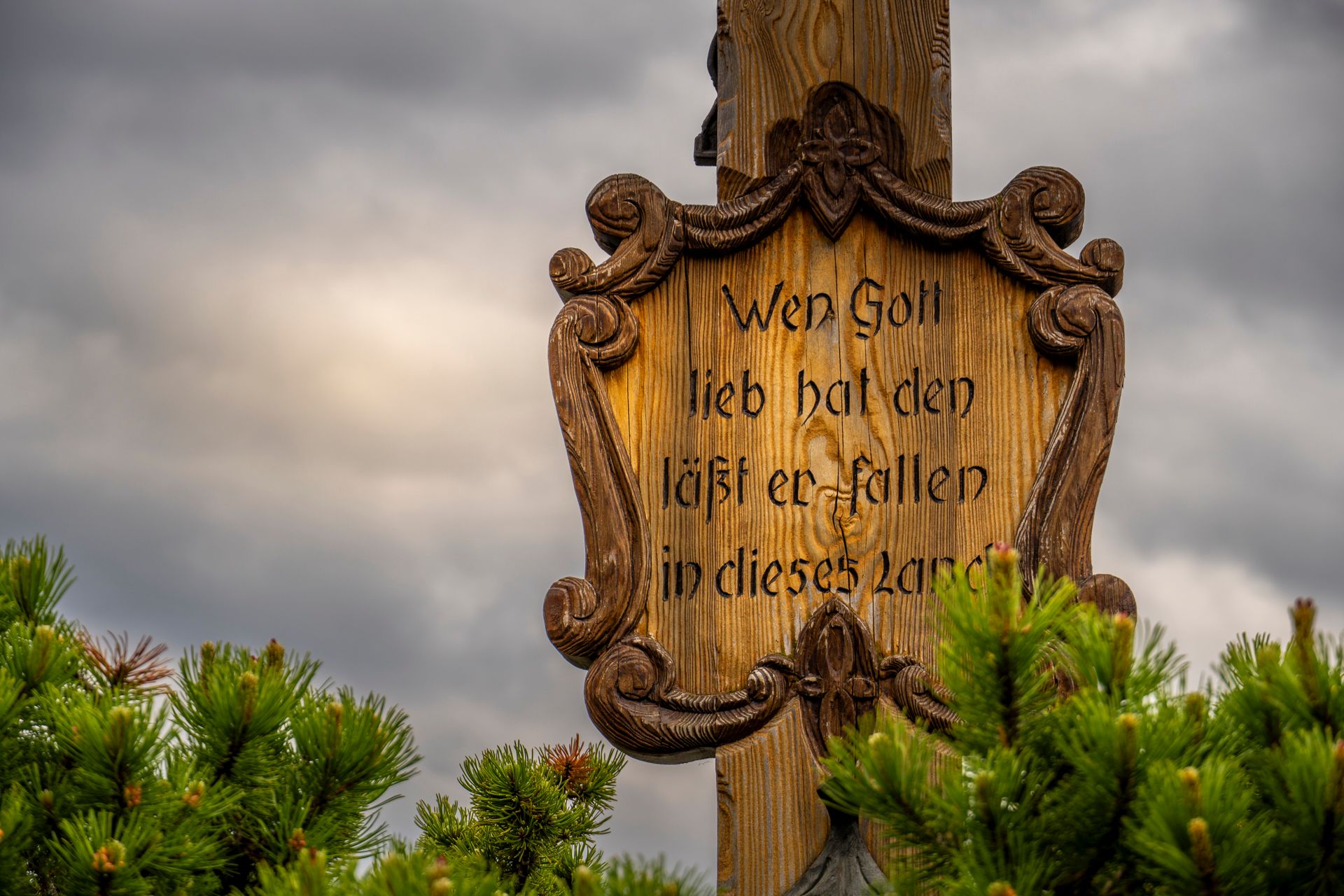 Zitat-Tafel am Gipfelkreuz: Wen Gott liebt, den lässt er fallen in dieses Land
