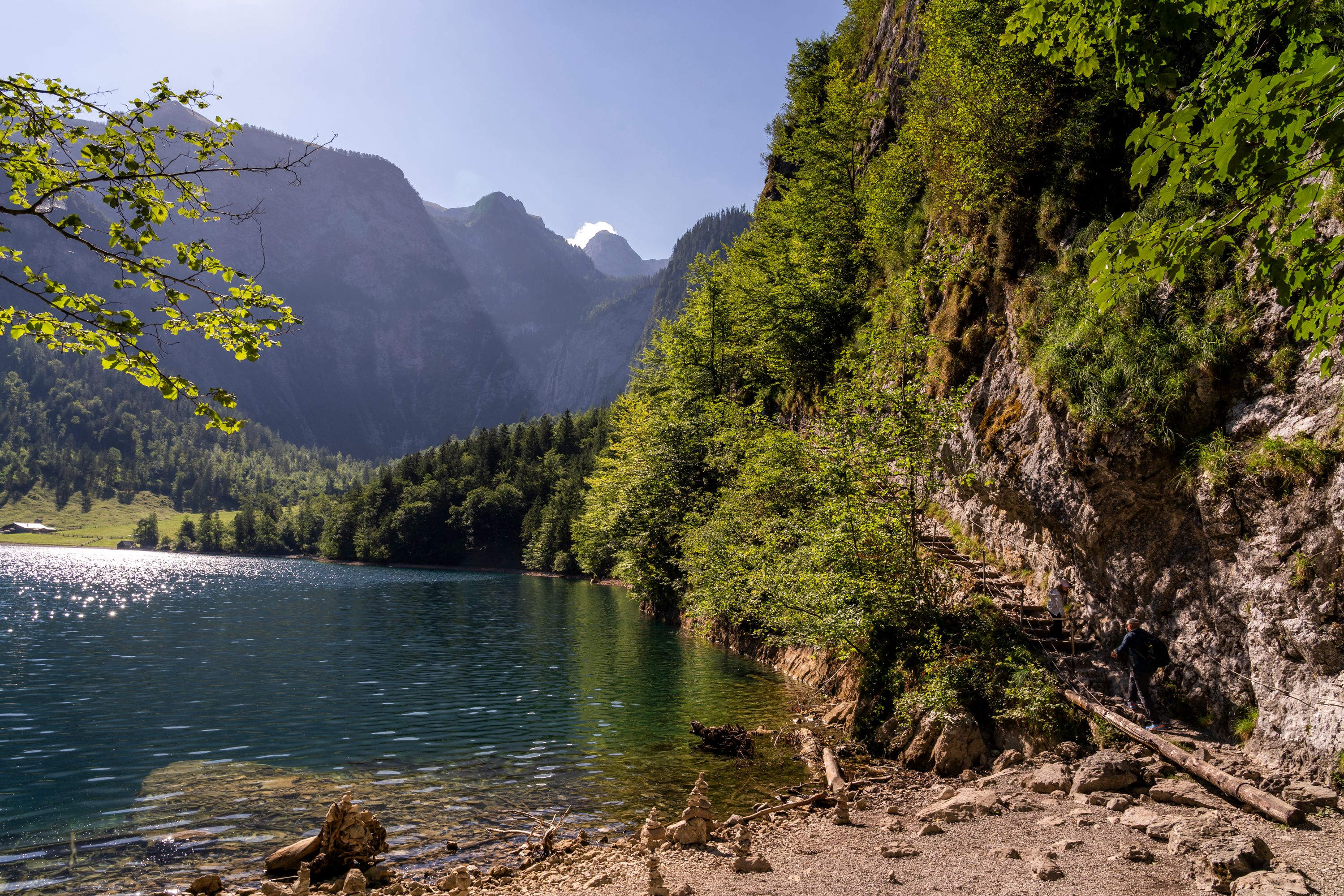 On the right bank of the Obersee, the hiking trail leads to Fischunkel