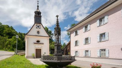 Brunnen und Kapelle an einem Wohnhaus in Teisendorf