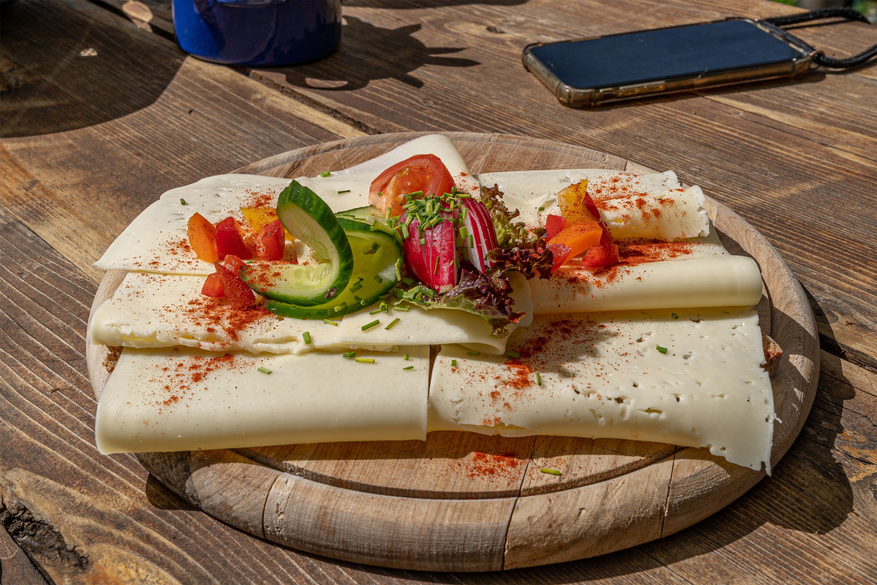 Brotzeit: Selbstgemachter Käse auf der Harbachalm