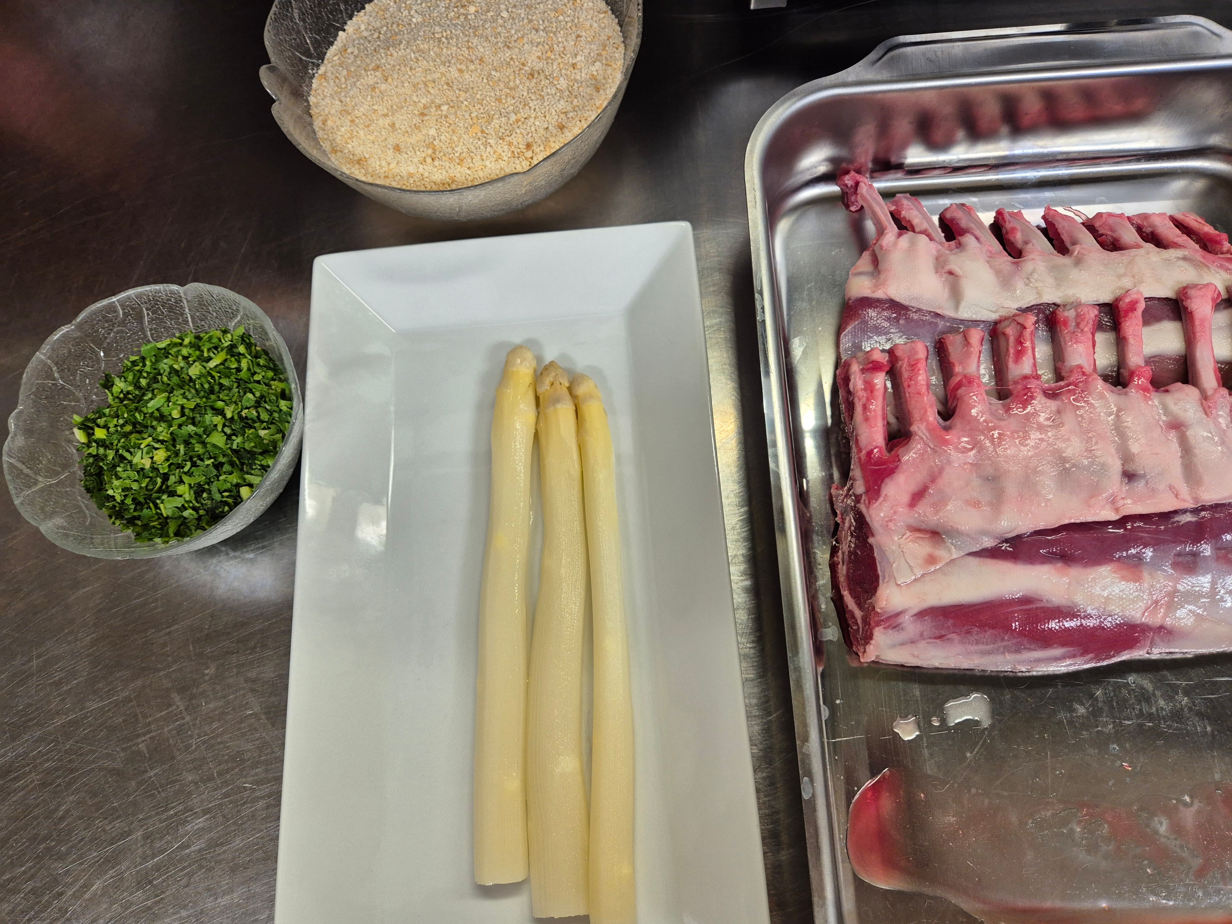 Spargel, Kräuter und Lammrücken