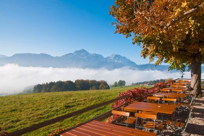 Strobl Alm im Herbst mit Blick auf Staufen und Zwiesel