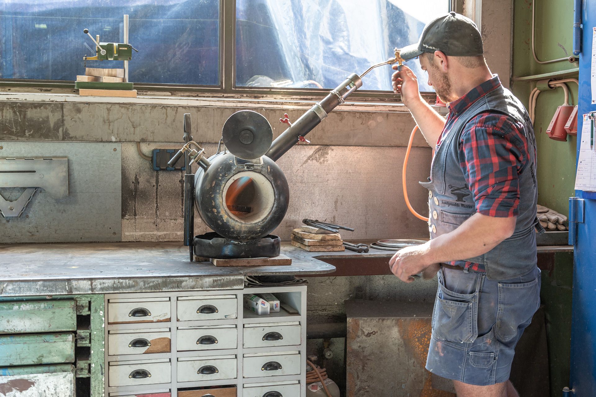 Messer Sepp am Ofen für die Messer