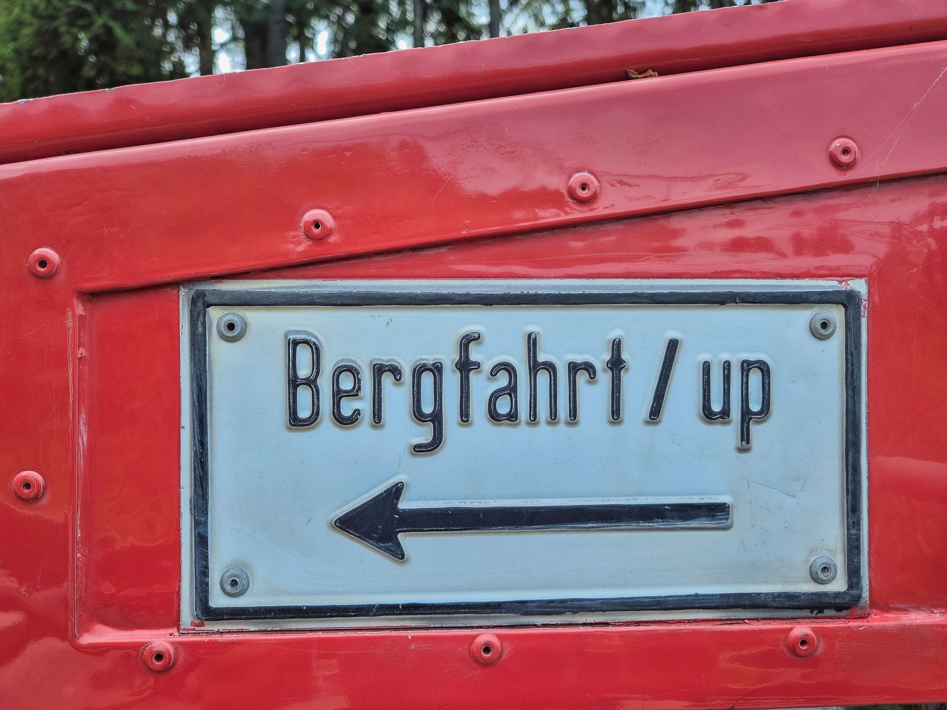 Schild der Obersalzbergbahn: Bergfahrt