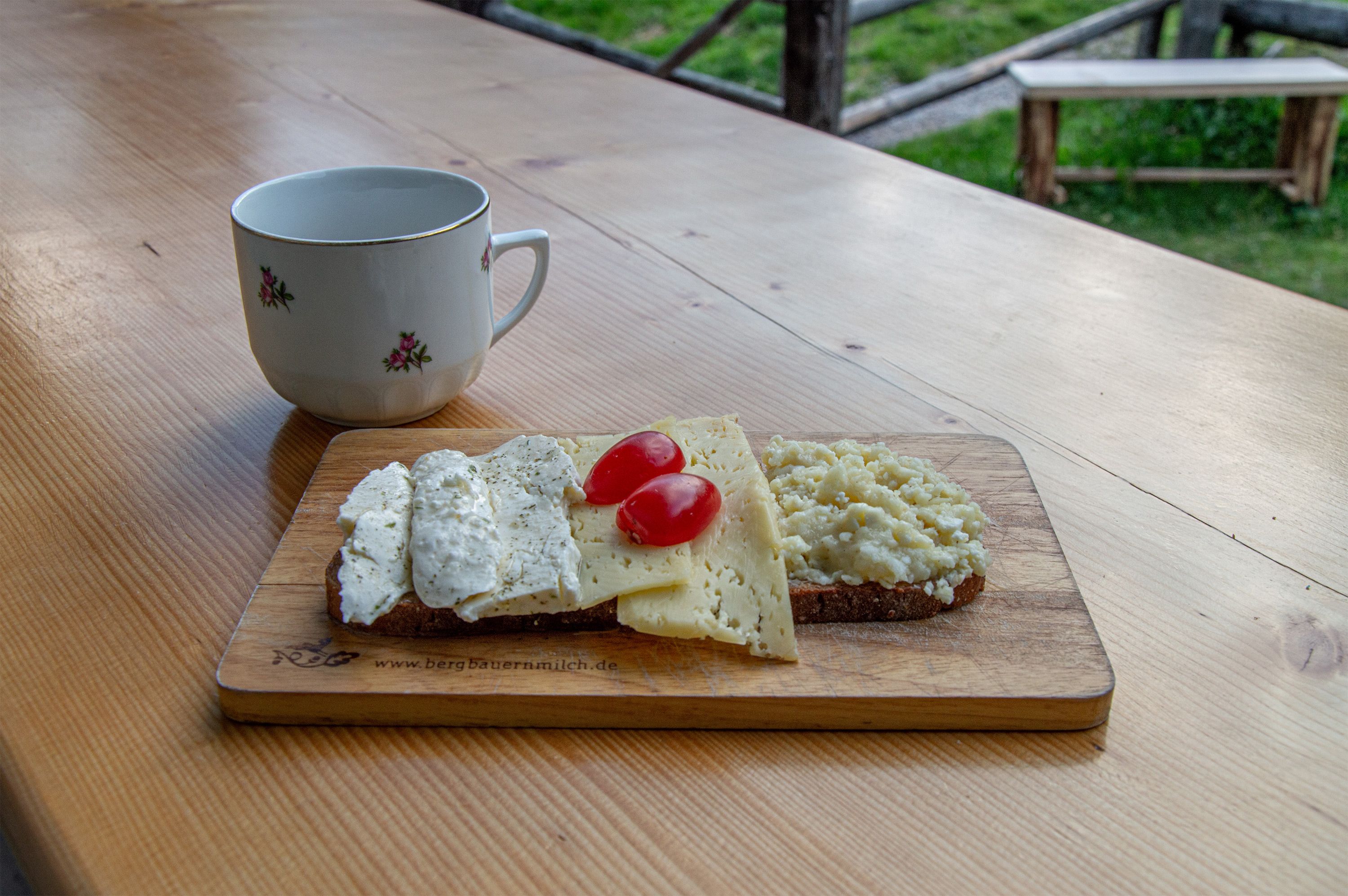 Gemischtes Kasbrot: Rechts der Schüsselkas