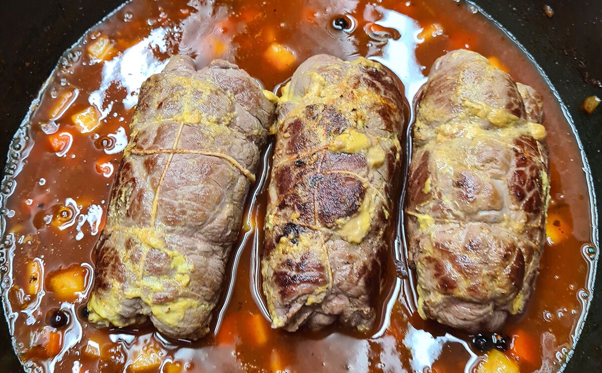 Angebratene Rouladen bedeckt köcheln lassen