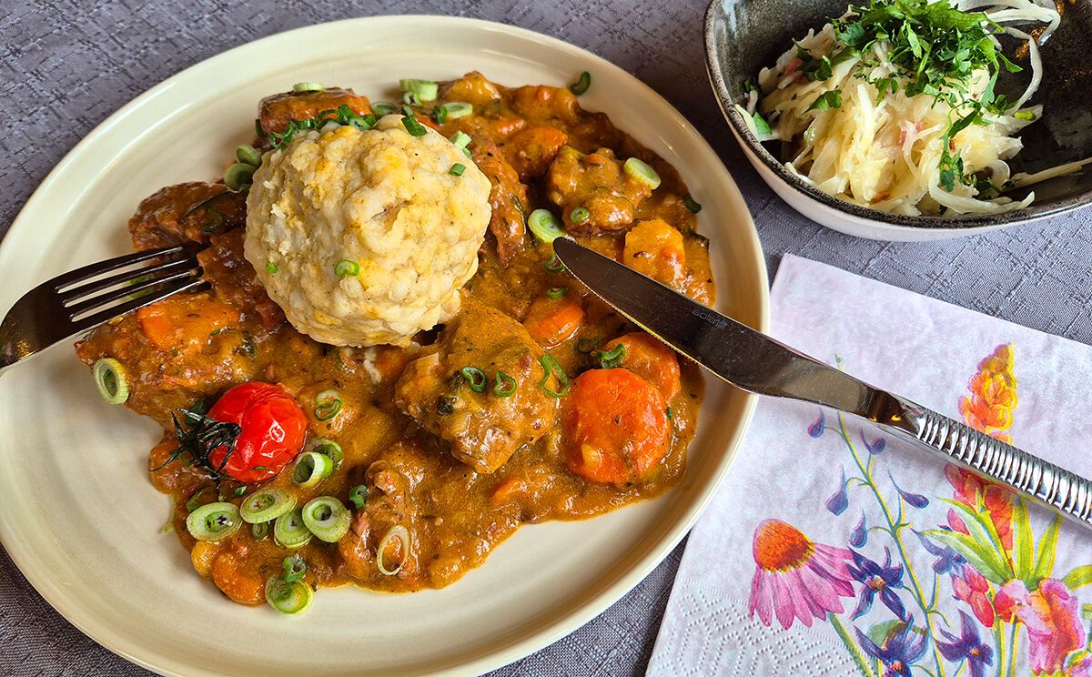 Biergulasch mit Semmelknödel und Speck-Krautsalat