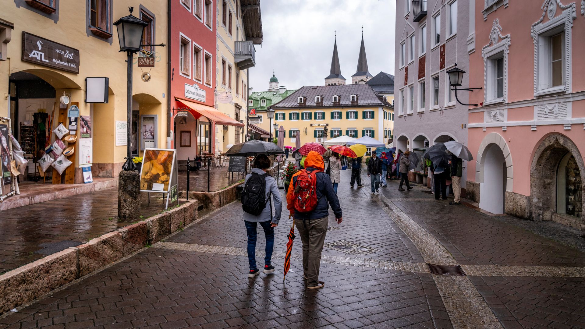 Der Markt, das historische Zentrum Berchtesgadens bei Regen