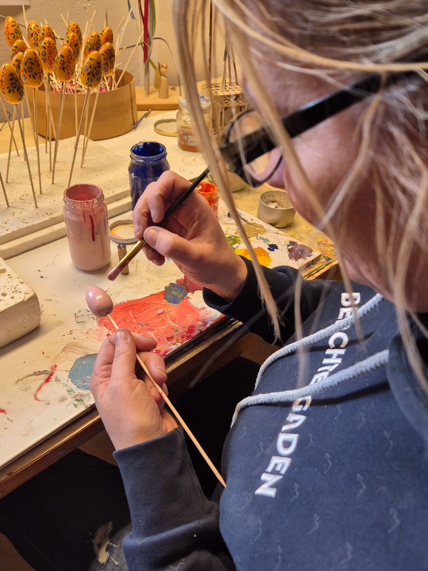 Hier werden die Holzeier von Hand bemalt