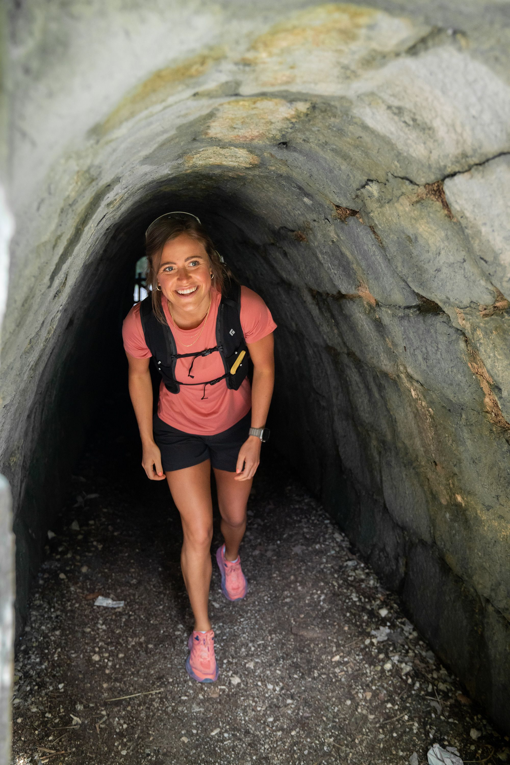 Durch den Stollen am Ramsauer Soleleitungsweg